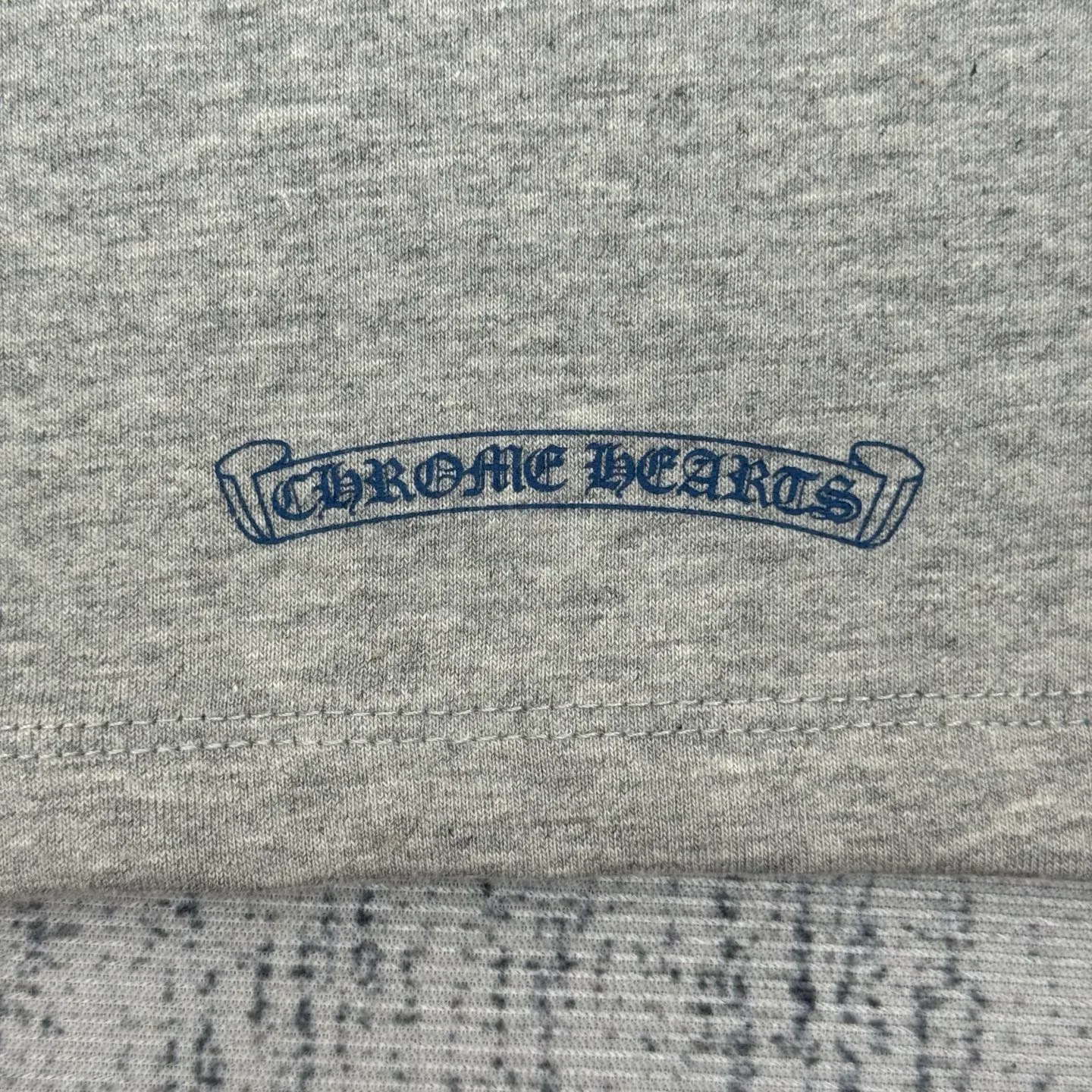 P300 Chrome Hearts/Chrome Hearts CH Black flocked cross round neck long sleeves Size: S/M/L/XL Custom-woven and dyed 40-yarn fabric with a scratchy surface pattern. The ready-made garments are made of YB consistent electrostatic flocking technology. It is not an ordinary lettering mold technology. The colors are also different at different angles. Brand new collar label (not the previous leather label) and washed label.